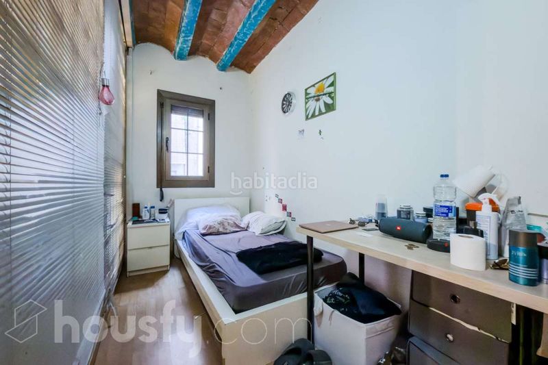 Foto f7a87595-f34f-4f08-ad34-486df26eaa6b. Pis a carrer de lancaster . a Raval Barcelona