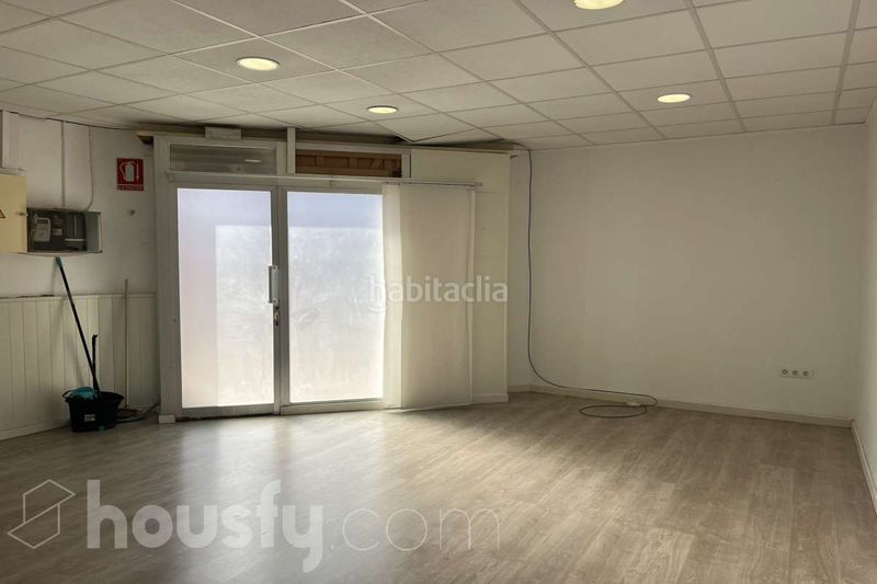 Foto 79966fcf-5b99-4fe1-97bf-cb6aac8ac709. Lloguer local comercial a avinguda de roma . a Banyeres Premià de Mar
