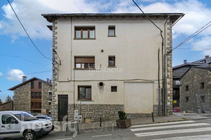 Foto 61db49b1-a222-4df8-a587-cc7637c92867. Pis a carrer orient . a Alp