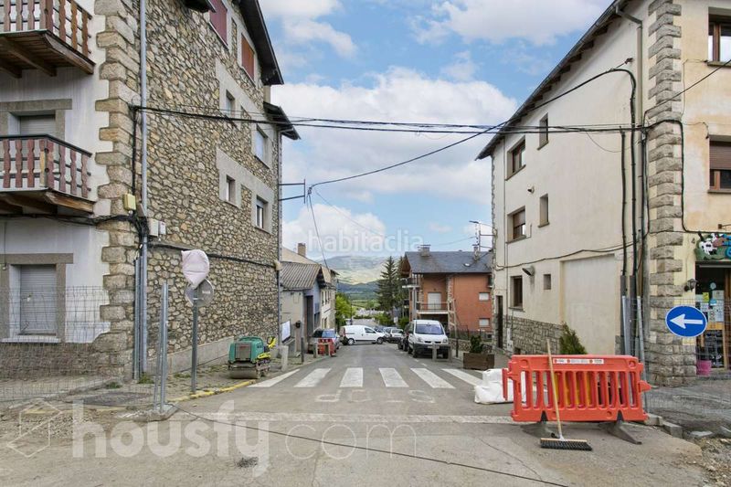 Foto cb842754-3806-4c91-b91c-194881ec8850. Pis a carrer orient . a Alp