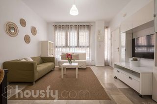 Rent Ground floor in Calle de pilar perez lavid .