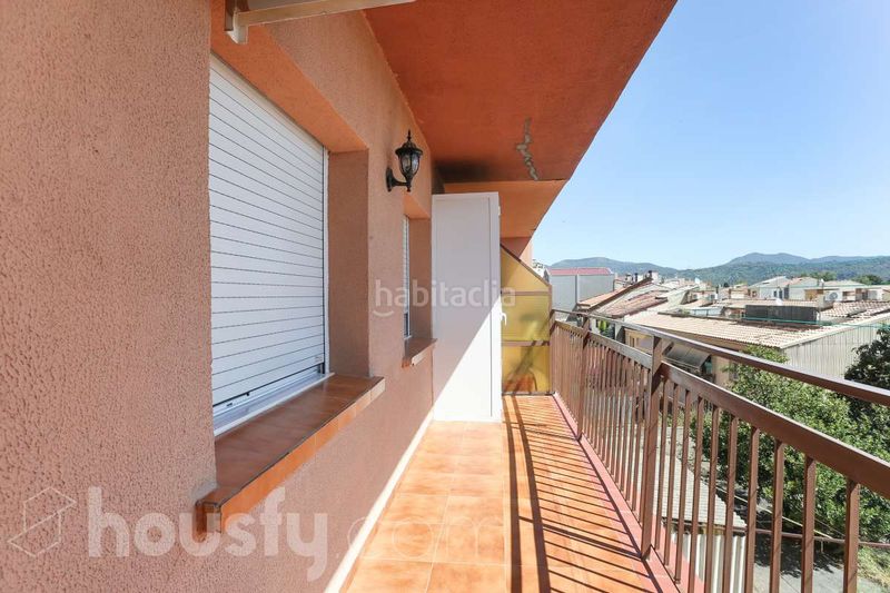 Foto 962b04f2-118b-4ad3-bc0a-1f5737989b78. Piso en calle casamada . en Abrera