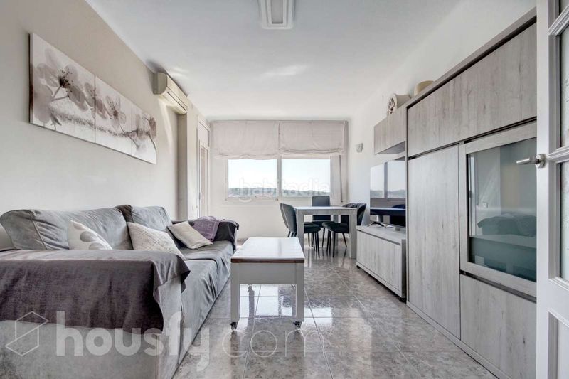 Foto a9eca107-f487-455a-93cd-cfa627dba87c. Piso en calle casamada . en Abrera