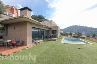 House in Carrer santa fe .
