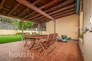 Casa adossada a Urb monte bravo .