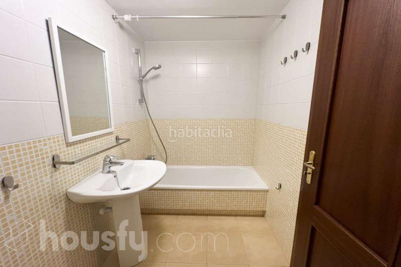 Foto 57d07b36-01d4-4cf0-a1b1-0081b5b7446b. Pis a rúa buxo . a O Milladoiro Ames