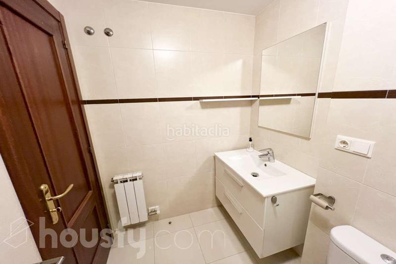 Foto a468e01d-38b8-41c9-a975-b346c578fedb. Pis a rúa buxo . a O Milladoiro Ames
