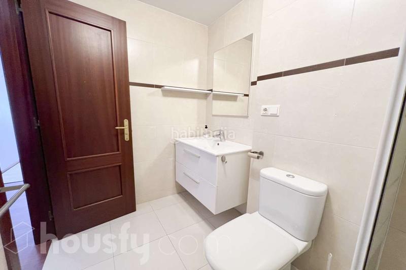 Foto e2c5b3d1-055f-4bc3-880b-82d7779523bf. Pis a rúa buxo . a O Milladoiro Ames