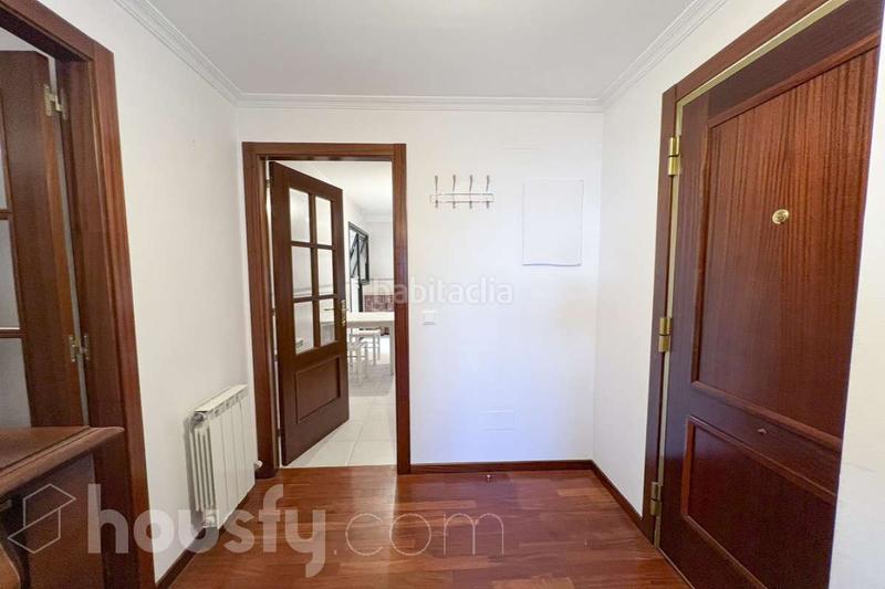 Foto e76accd4-f274-4e55-8440-4644faf42452. Pis a rúa buxo . a O Milladoiro Ames
