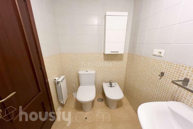 Foto e83e3e21-4d0a-4fea-a9f5-7bf70d385656. Pis a rúa buxo . a O Milladoiro Ames