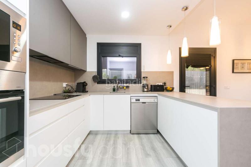 Foto 01a886bd-a4ac-42ab-9bc3-23e7af721ec6. Casa a carrer de valència . a Vallirana