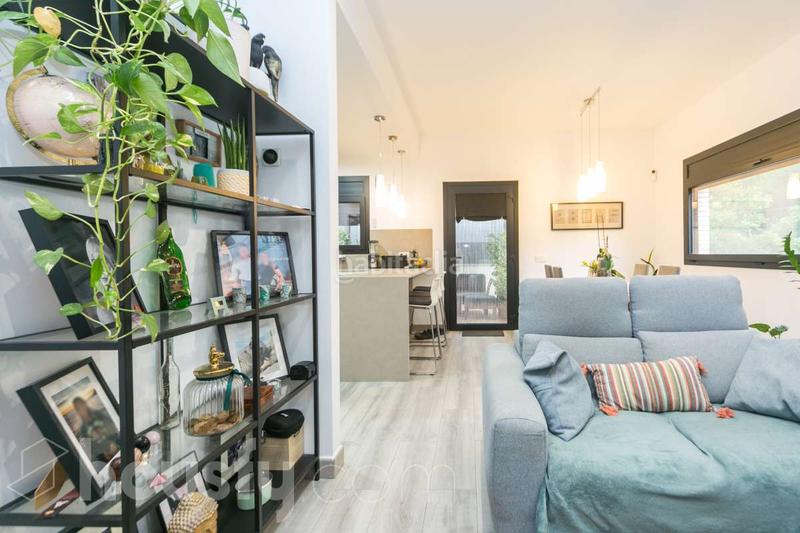 Foto ea82f966-bc99-42d9-8b51-1de934333418. Casa a carrer de valència . a Vallirana