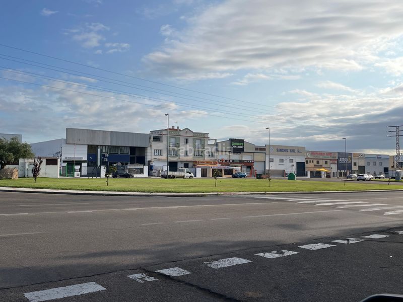 Foto 7983c748-41d1-4ff2-8d90-55554b9c8c40. Local comercial a calle leonardo da vinci 16 a Don Benito