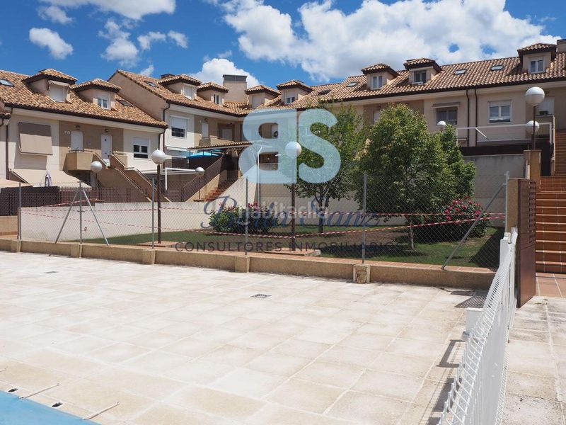 Foto a7957edf-81cd-4d3a-b5a3-50017e05d998. Dúplex amb calefacció piscina a Villalbilla pueblo Villalbilla