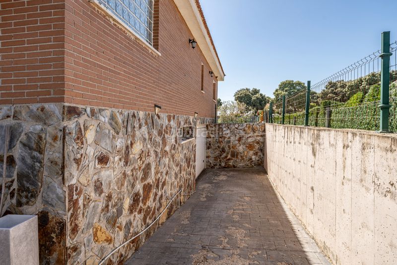 Foto 91ac2f16-fd0e-4e9b-a913-23ba73855780. Chalet  independiente con piscina en Chiloeches