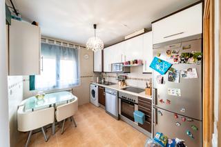 Casa aparellada en Avenida picos de europa 63. Luminoso chalet de esquina