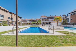 Pis  Avenida de las acacias(loma verde. Magnífico bajo con patio privado de 60 m2 en urbanización con pi
