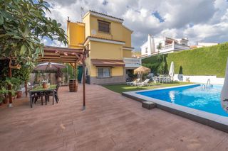 Chalet en Pinos Genil. Gran chalet con piscina y jardín a solo 10 minutos de granada!