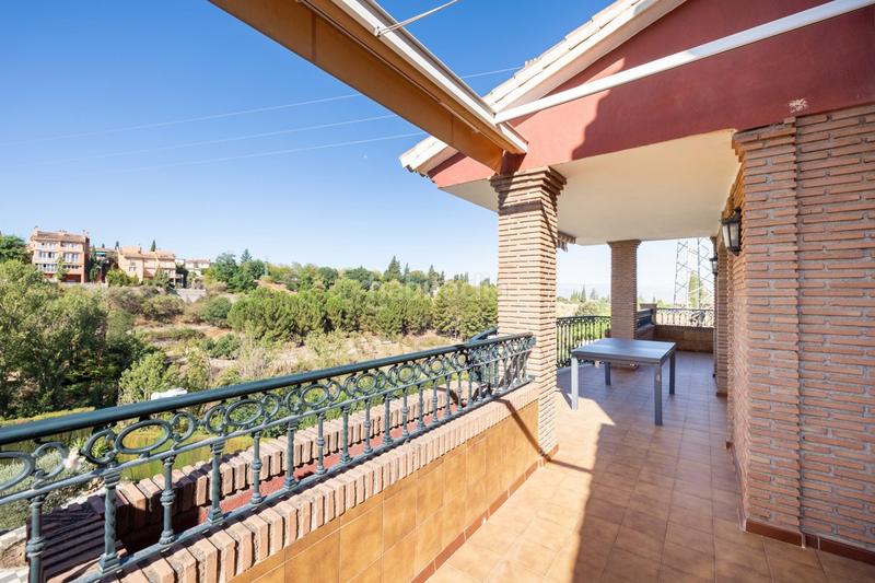 Foto 09d854b7-e293-4db9-8e6d-a6f78909fd43. Chalet impresionante villa de cuatro plantas en urbanización los cerezos de gojar!! en Gójar