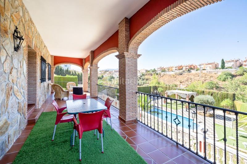 Foto c05576ef-2922-4a76-98e0-ed463ce0bdf3. Chalet impresionante villa de cuatro plantas en urbanización los cerezos de gojar!! en Gójar