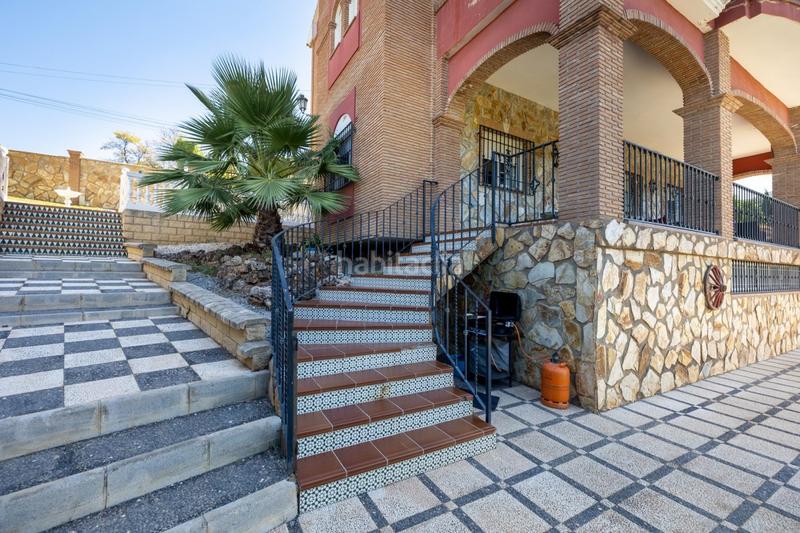 Foto daed5caf-cadc-49c3-8f08-ac63f2a78fa0. Chalet impresionante villa de cuatro plantas en urbanización los cerezos de gojar!! en Gójar