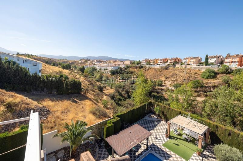 Foto e0cbc57b-b1d8-44b8-80d8-9da382e2ddd0. Chalet impresionante villa de cuatro plantas en urbanización los cerezos de gojar!! en Gójar
