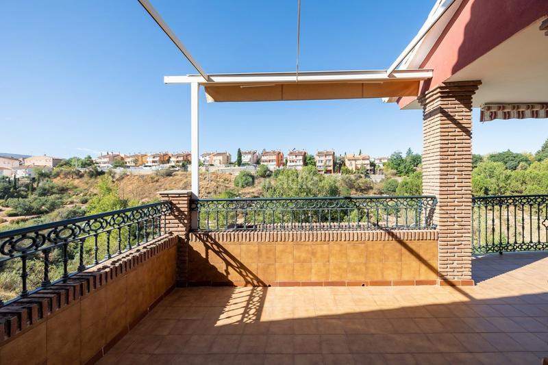Foto ebfde7e1-a8b1-4e0c-a336-60dcd0d345da. Chalet impresionante villa de cuatro plantas en urbanización los cerezos de gojar!! en Gójar