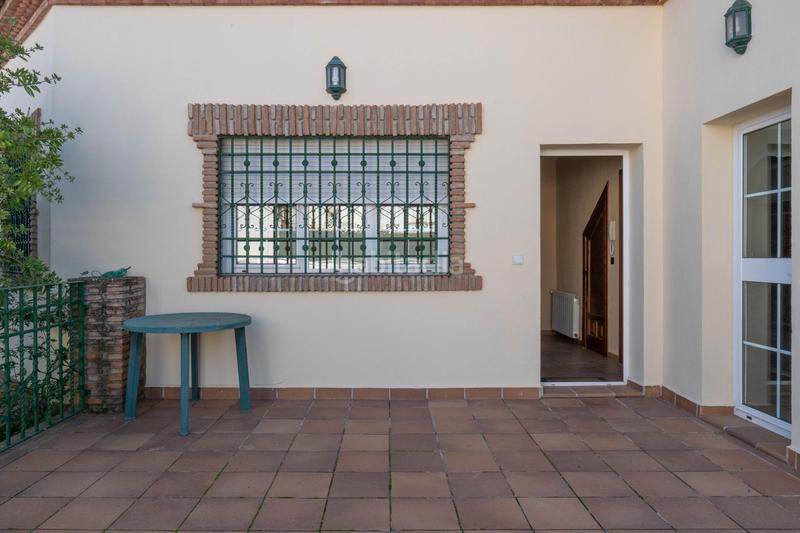 Foto 9acbeab3-b396-446e-b6d1-addf6df6c268. Chalet  de 505 m2 construidos con piscina y jardines. 5 dormitorios, 3 baños y un aseo. sótano 162 m2 en Santa Fe