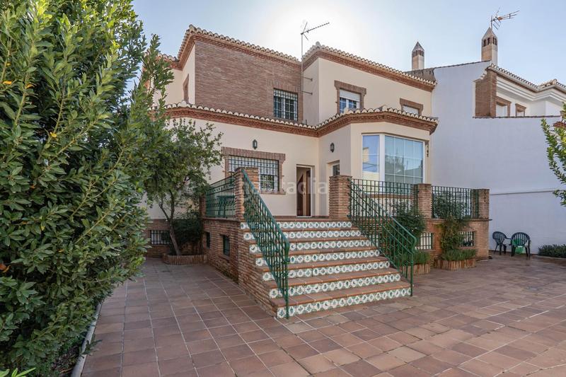 Foto b2154568-c9b3-4b92-8eeb-666d541abc7e. Chalet  de 505 m2 construidos con piscina y jardines. 5 dormitorios, 3 baños y un aseo. sótano 162 m2 en Santa Fe