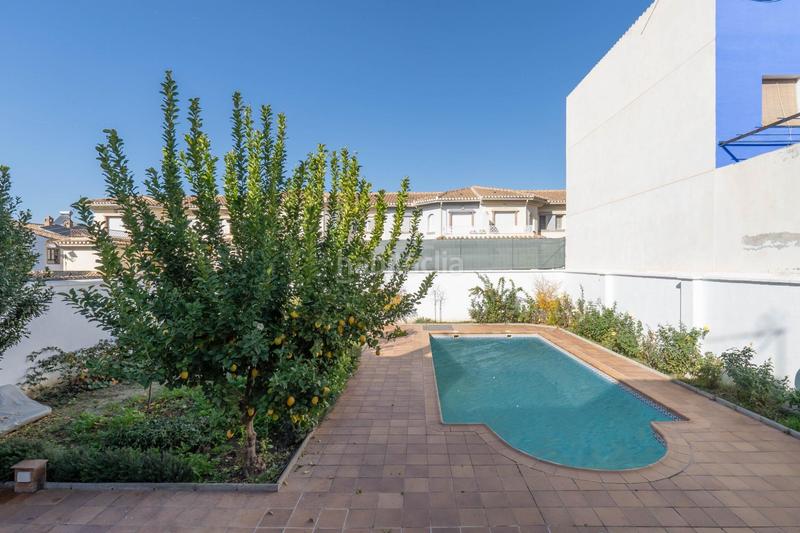 Foto b833a8b2-ac8b-4881-9bd2-3a9c7dd67a13. Chalet  de 505 m2 construidos con piscina y jardines. 5 dormitorios, 3 baños y un aseo. sótano 162 m2 en Santa Fe