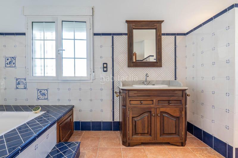 Foto d2139dab-b935-4e24-9cbe-228237a47cc9. Chalet  de 505 m2 construidos con piscina y jardines. 5 dormitorios, 3 baños y un aseo. sótano 162 m2 en Santa Fe