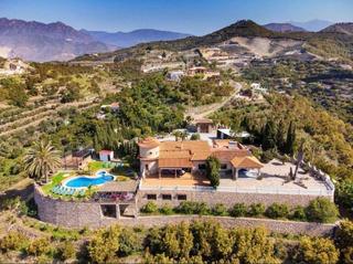 Chalet en Minasierra p18 1931. Oasis tropical villa exclusiva con vistas al mar.