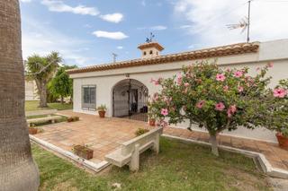 Xalet a Los Tablones - La Garnatilla. Villa en el puntalón. motril