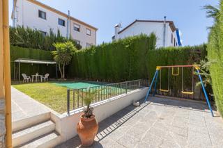 Casa aparellada a Calle mirto 9. Pareado en gojar con jardin