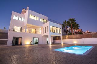 Xalet a Calle cenes de la vega 31. Magnífico chalet de diseño moderno  en la zubia!!!.