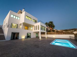 Chalet à Calle cenes de la vega 31. Magnífico chalet de diseño moderno  en la zubia!!!.