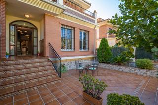 Casa  Calle pdta matias mendez vellid. Magnífica casa dúplex en parque almunia, granada ......oportunid