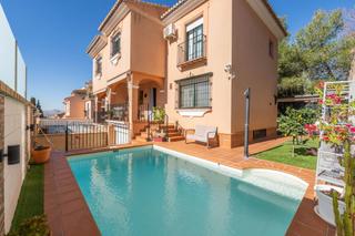 Casa adosada  Avenida de los almendros. Estupendo adosado con piscina y placas solares en huétor vega!!!