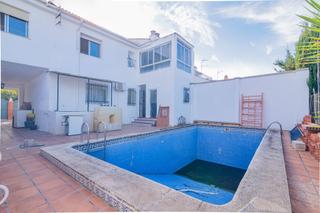 Casa aparellada en Jardines 13. Espacio,  privacidad y  aire libre!!!