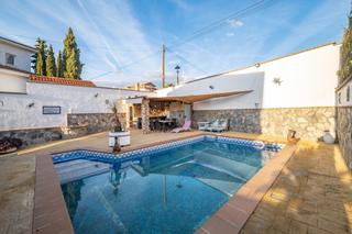 Chalet en Huétor Vega. Exclusivo chalet indpendiente en huetor vega con piscina de agua