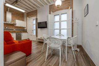 Casa a Calle san miguel alta 12. Estupenda inversión!!! coqueta casa  de 4 plantas con ascensor j