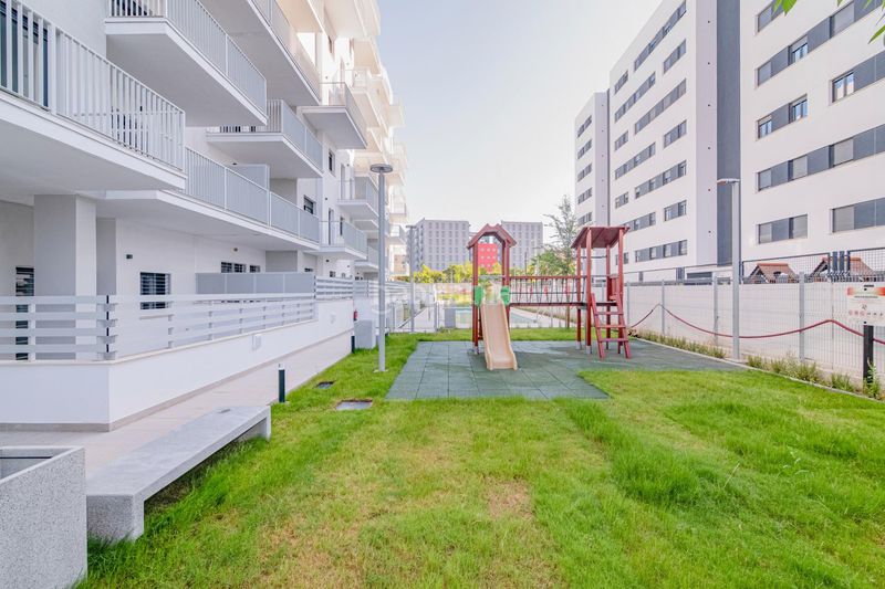 Foto 0483f55a-e82d-4450-86e5-f7d54787e183. Pis amb aparcament piscina a Rosaleda - Juventud Granada