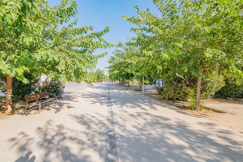 Foto 089318f4-263f-4900-a0fc-a7f6bea143af. Pis amb aparcament piscina a Rosaleda - Juventud Granada