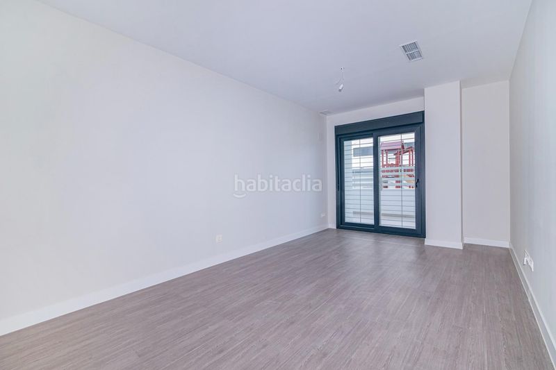 Foto cb98e3e8-d5eb-4347-bd45-72849e64dbc3. Pis amb aparcament piscina a Rosaleda - Juventud Granada