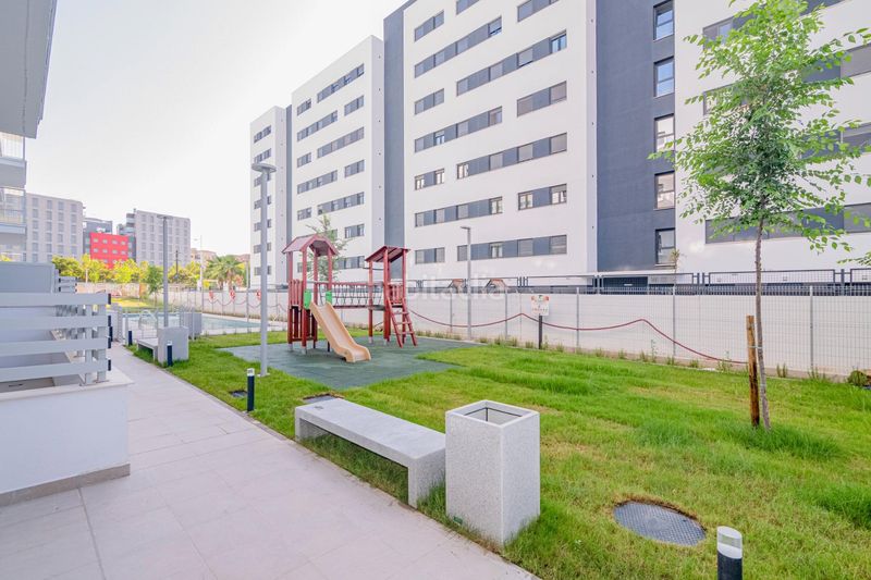 Foto e285132d-e0e0-453d-9c6c-45d6f28e8eb4. Pis amb aparcament piscina a Rosaleda - Juventud Granada