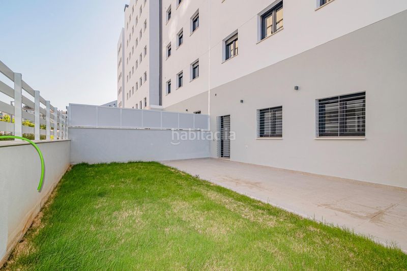 Foto efd8d39e-f25e-4c74-b176-8b43ba77a15f. Pis amb aparcament piscina a Rosaleda - Juventud Granada