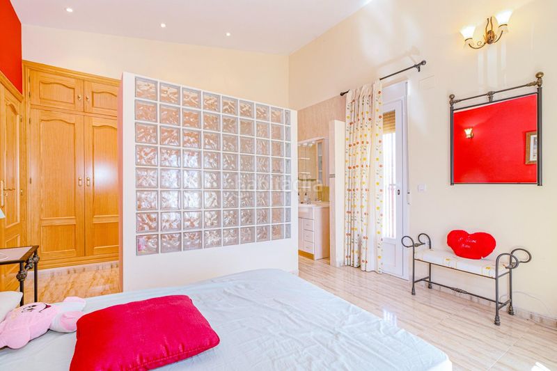 Foto 73a51779-e702-4763-8f68-20ea48786d31. Xalet amb aparcament piscina a Íllora