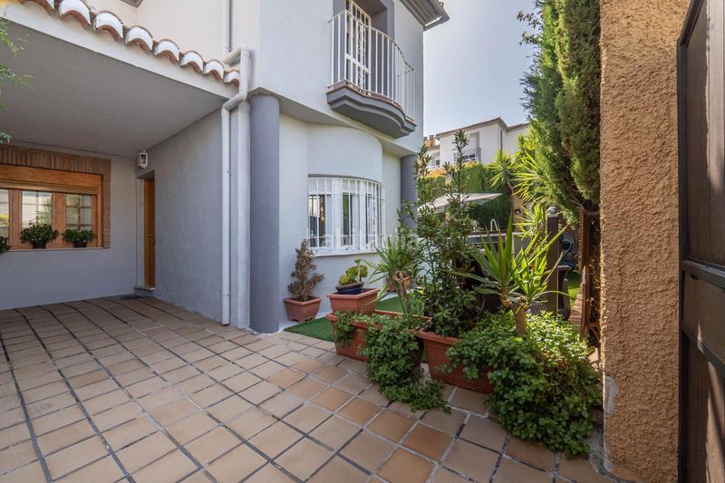 Foto aa9e36db-4e4e-40c2-8933-b10fc09fcad3. Casa aparellada amb calefacció aparcament piscina a Zubia (La)