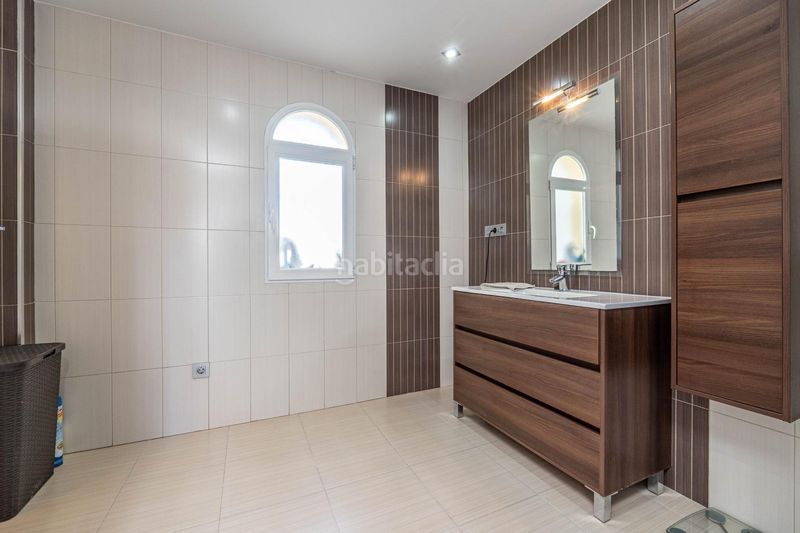 Foto d9d469c8-f0a4-4cc8-be6d-a7146f5eae3d. Casa aparellada amb calefacció aparcament piscina a Zubia (La)