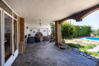 Casa adossada a Carretera de huetor vega. Casa adosada con piscina propia, jardín y sótano con chimenea a